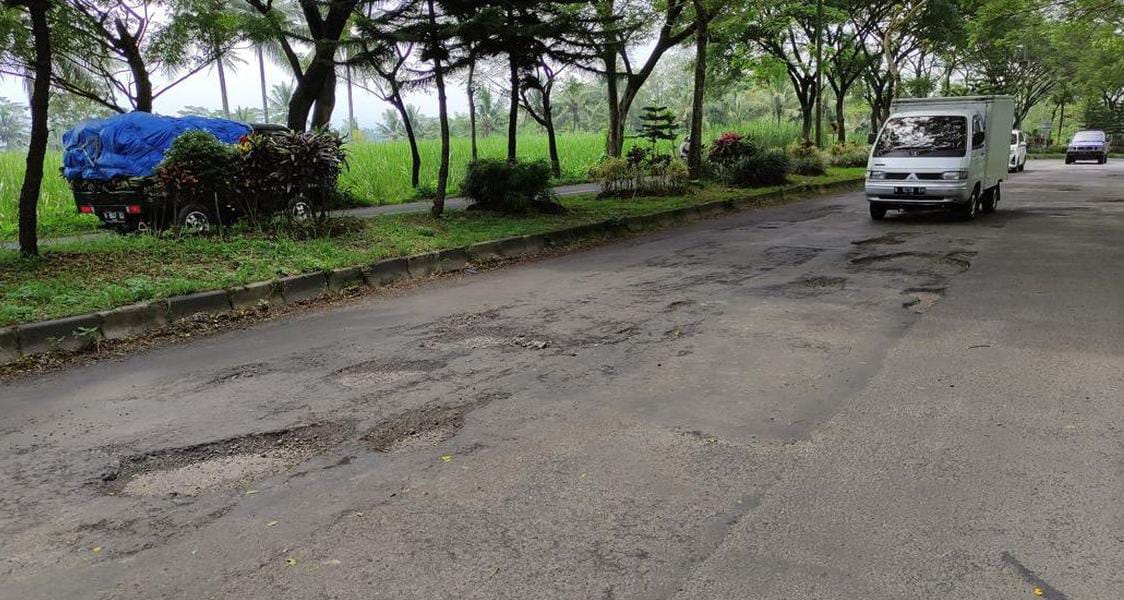 Ketika Bupati Malang Sudah Berjanji Untuk Membangun Jalan Yang Rusak Di Kabupaten Malang