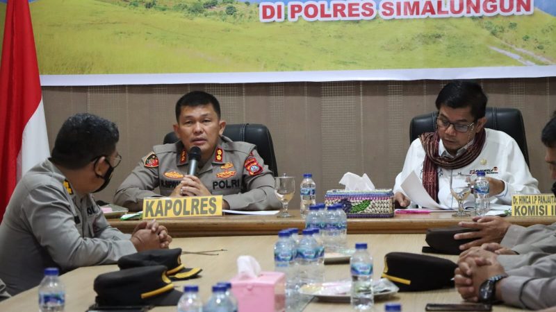 Reses Di Polres Simalungun AKBP Ronald Berikan Ulos Hiou Pamotting Kepada Hinca Panjaitan