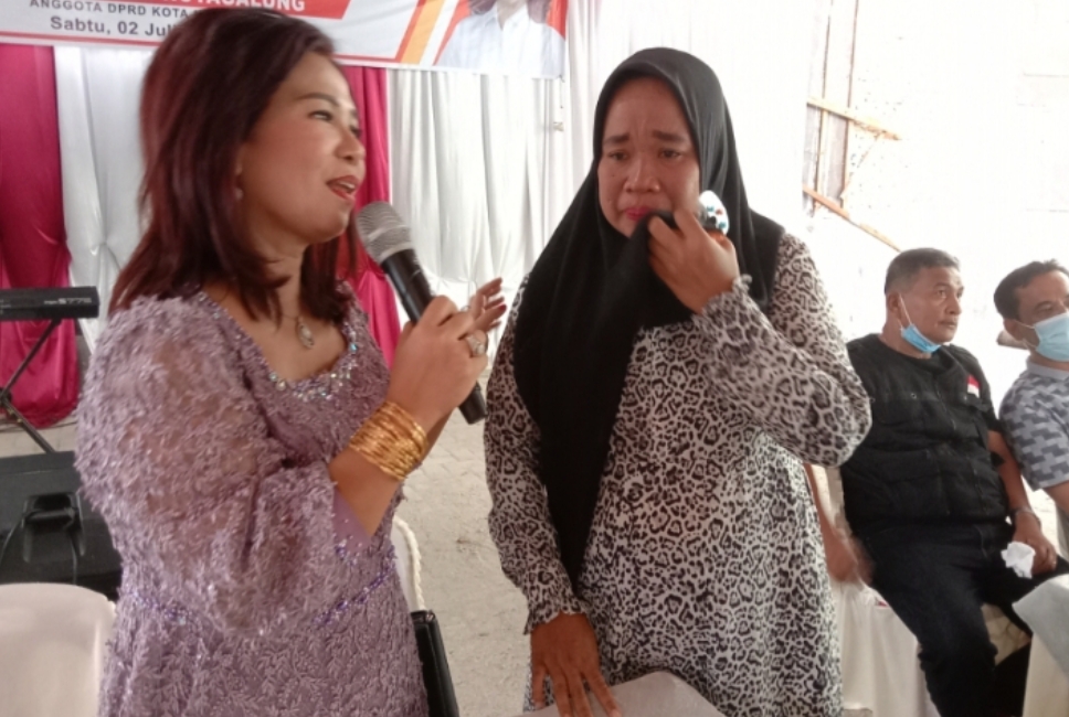 Sembari Berlinang Air Mata Siti Aminah Ucapkan Terimakasih Kepada Duma Hutagalung SKHU Anaknya Sudah Diterima