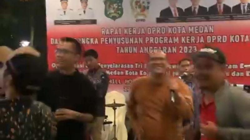 Bawakan Lagu ‘Lancang Kuning’ Antonius Tumanggor Bergoyang Bersama Seluruh Peserta Raker Diacara Rakerda Kota Medan Tahun 2022