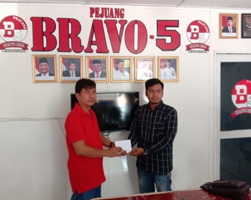 Ketua DPC Pejuang Bravo 5 Serahkan Bantuan ke FPPKT Cup 2022