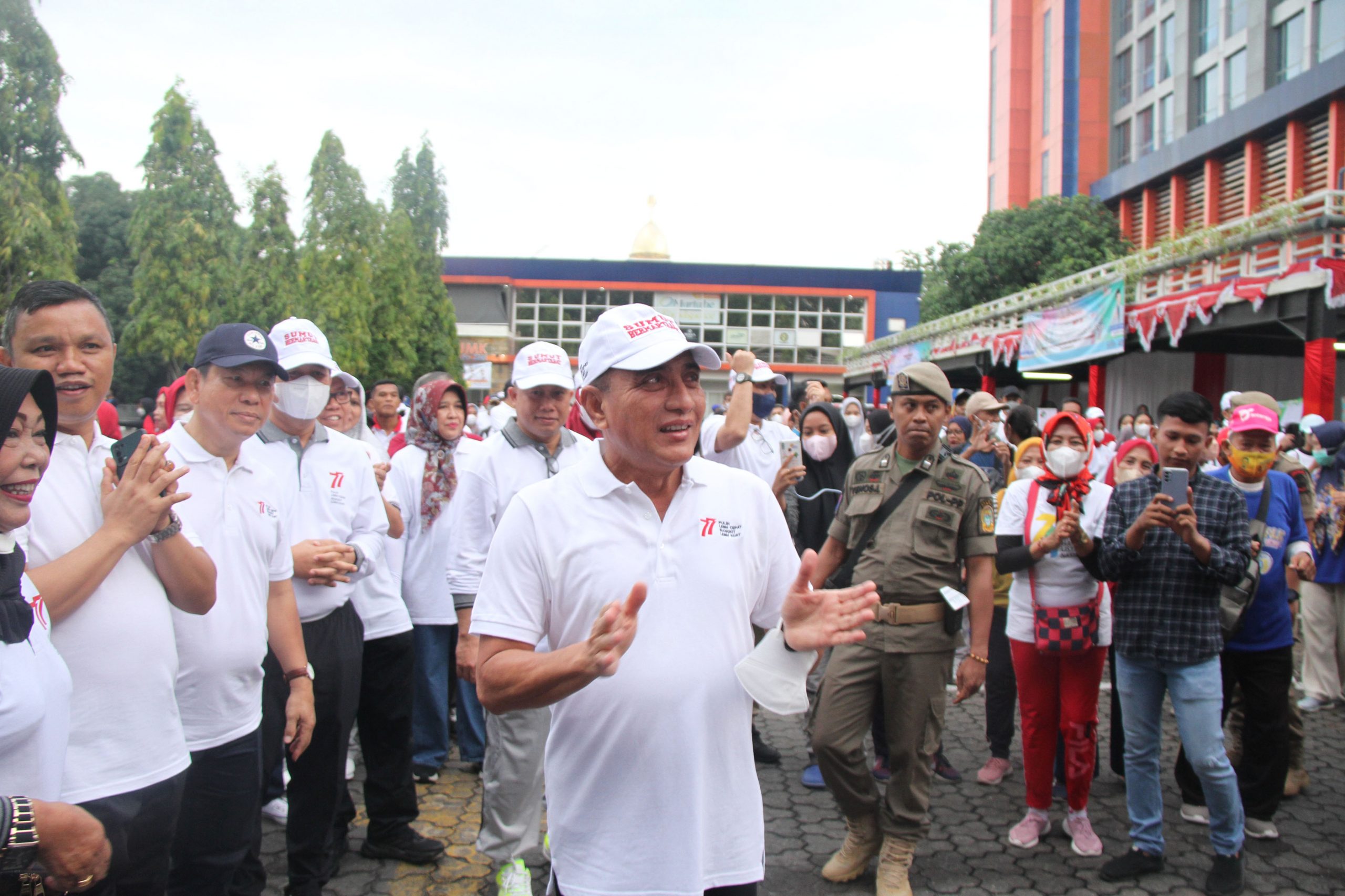 Gubernur Edy Rahmayadi Lepas Ribuan Peserta Gerak Jalan Sambut HUT Ke-77 Kemerdekaan RI 