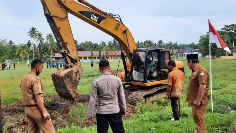 Muspika Darul Aman Gotong Royong Bersama Dalam Rangka Menyambut HUT RI ke 77 Tahun