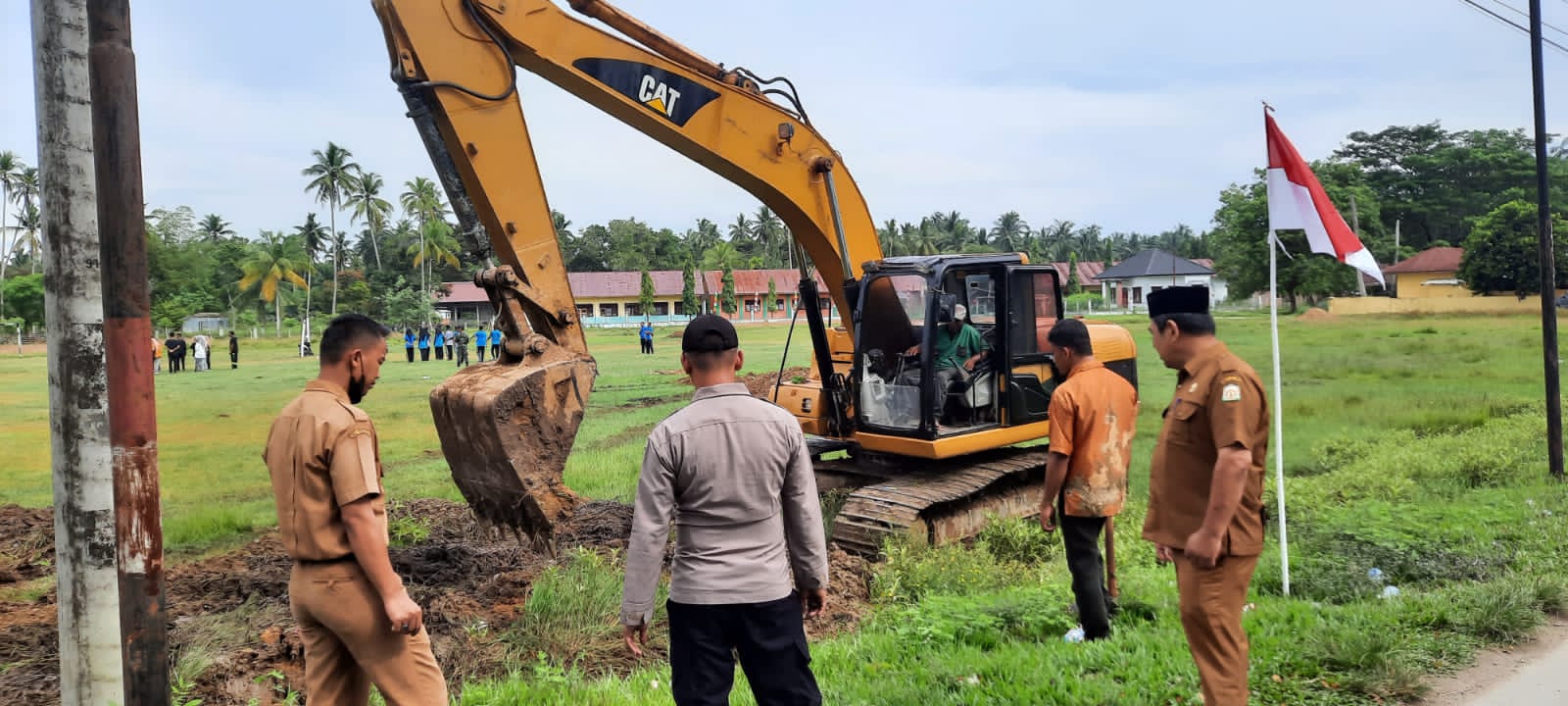 Muspika Darul Aman Gotong Royong Bersama Dalam Rangka Menyambut HUT RI ke 77 Tahun