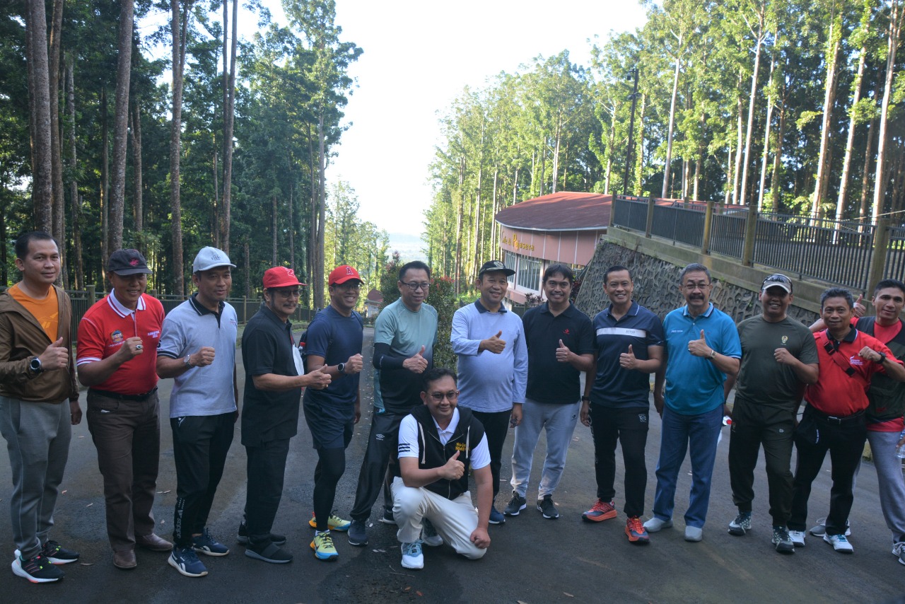 Sinergi Danrem 071/Wijayakusuma Jalan Sehat Mlipir Bareng Eksplor Wisata Baturaden Bersama Forkopimda Banyumas dan Cilacap