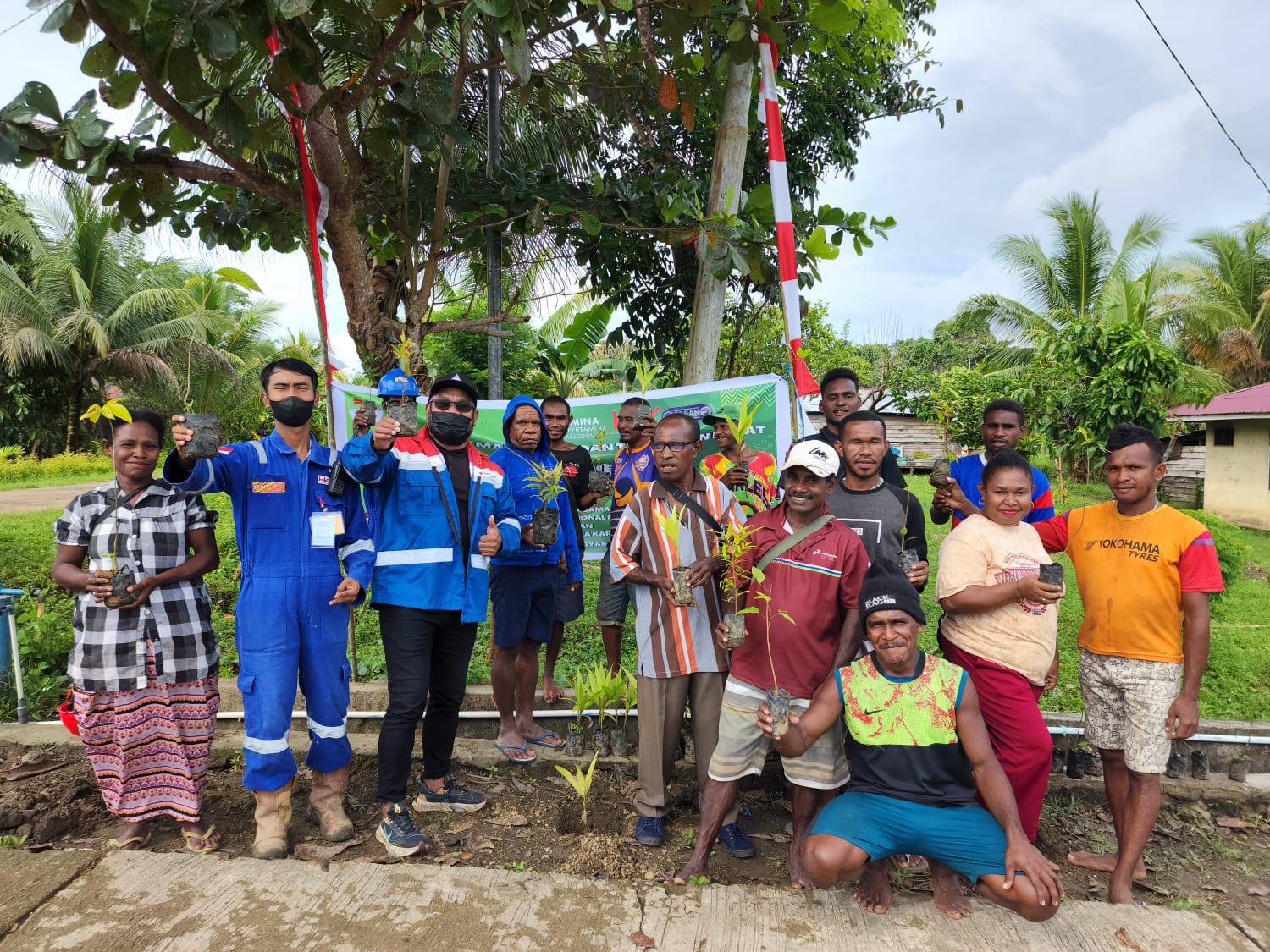 Adaptasi Tujuan SDGs dan Sambut Hari Kemerdekaan, Kilang Kasim Tanam 10.000 Bibit Mangrove dan Tanaman Hutan Darat dan Buah di Kampung Klayas dan Sekitarnya