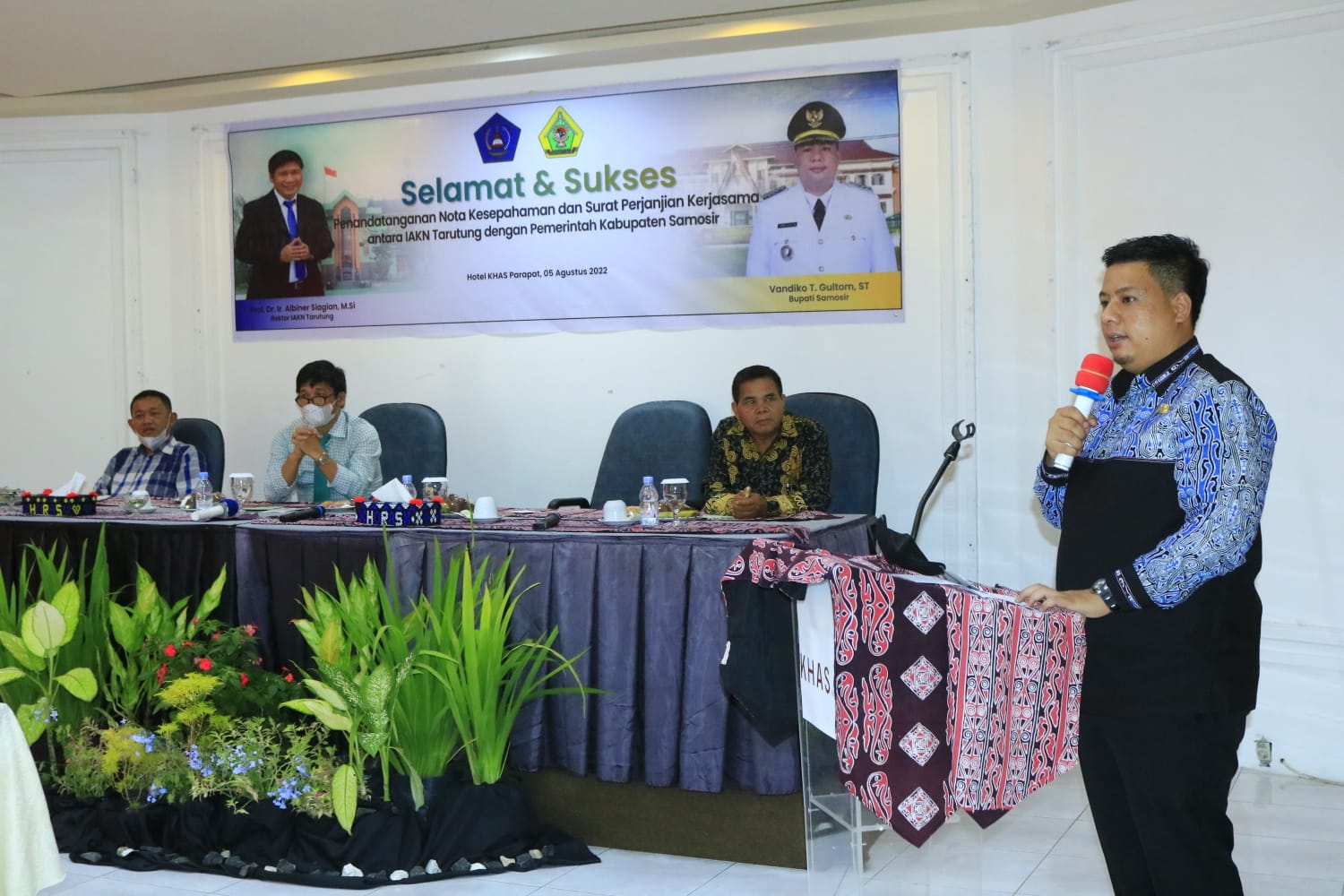 Bupati Samosir Tandatangani MoU Bersama Rektor IAKN Tarutung
