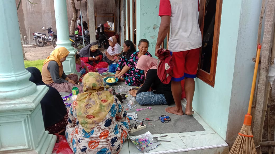 Dalam Rangka Menyambut HUT RI Ke 77 Srikandi-srikandi Dusun Mbedali RT 02 Kompak Bersatu