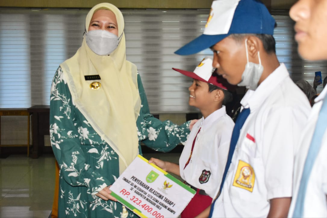 Bupati Inhu Serahkan Bantuan Bagi Masyarakat Kurang Mampu