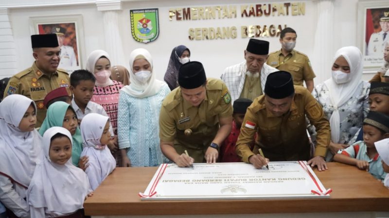 Memasuki Kantor Baru, Bupati dan Wabup Sergai Santuni Anak Yatim