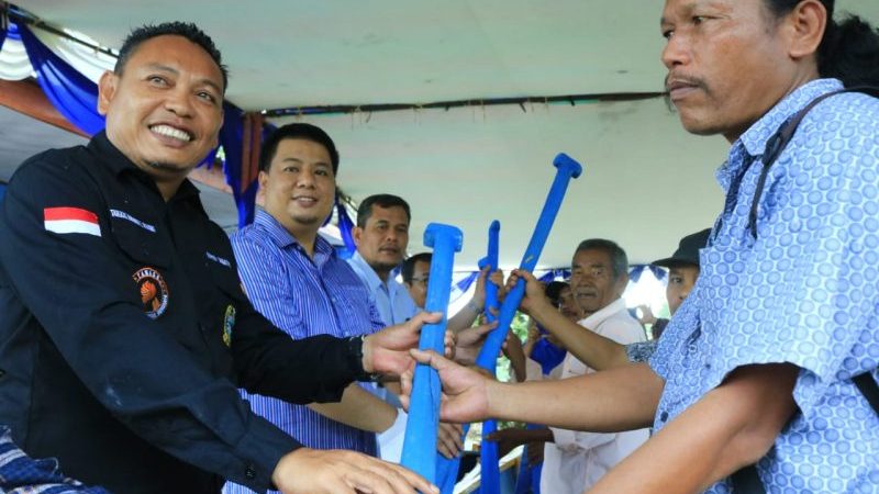 Anggota DPRD Samosir, Bupati, Anggota DPRDSU Serahkan Sampan ke Nelayan