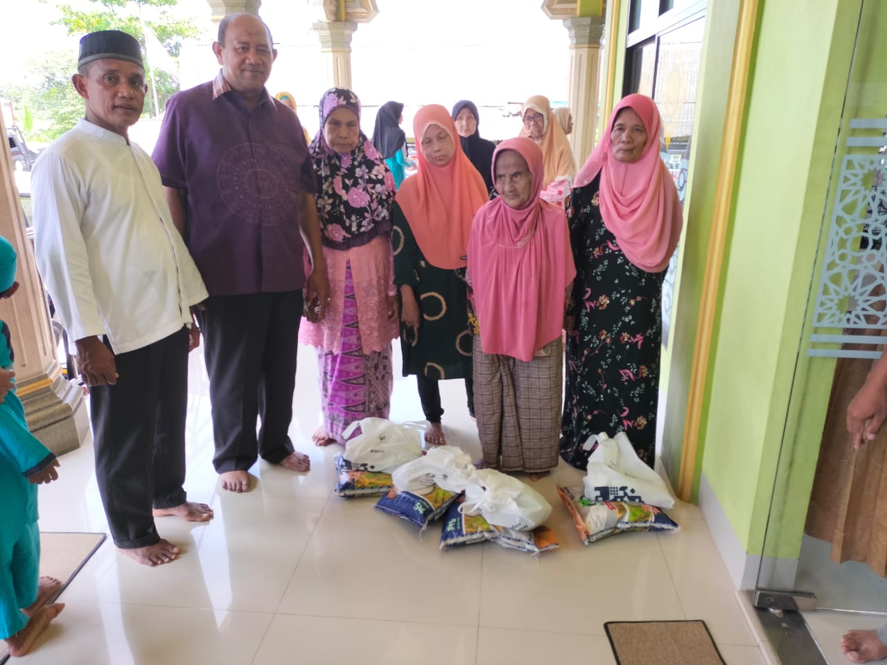 Afandin Ikut Bagikan 70 Paket Sembako kepada Warga Stabat Lama