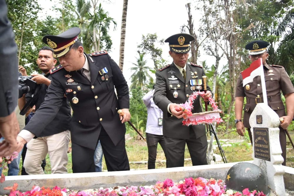 Kapolres Bireuen Tabur Bunga di Makam Pahlawan