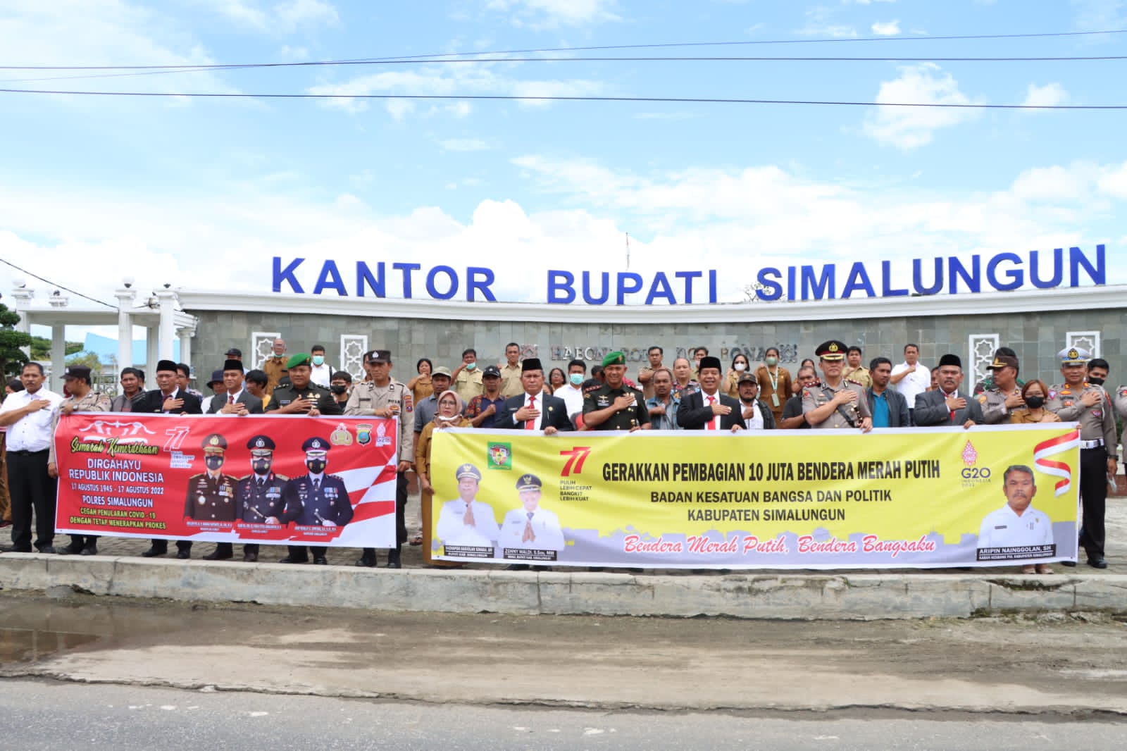 Menjelang Peringatan HUT Ke-77 Proklamasi Kemerdekaan RI, Kapolres Bersama Forkopimda Simalungun Bagi Bendera Merah Putih
