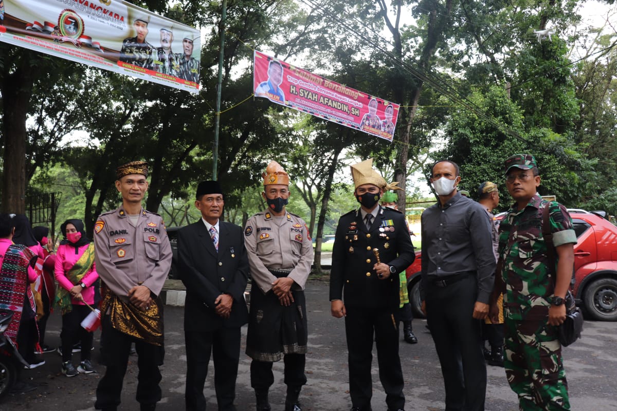 Sambut HUT Kemerdekaan RI ke-77, Polres Langkat Bagikan Bendera kepada Masyarakat