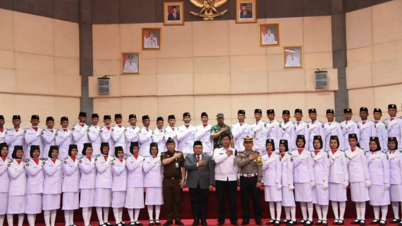 Bupati Tapsel Kukuhkan 72 Paskibra