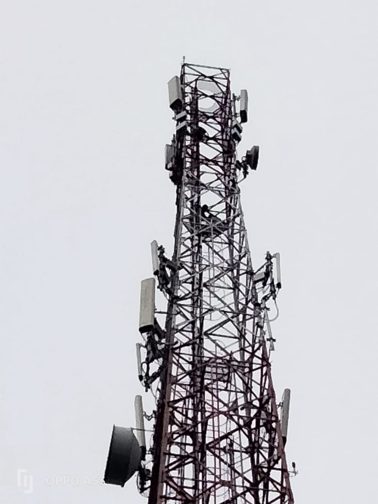 Personel Polsek Panei Tonga Resor Simalungun Berhasil Membujuk ODGJ Turun Dari Tower 72 Meter
