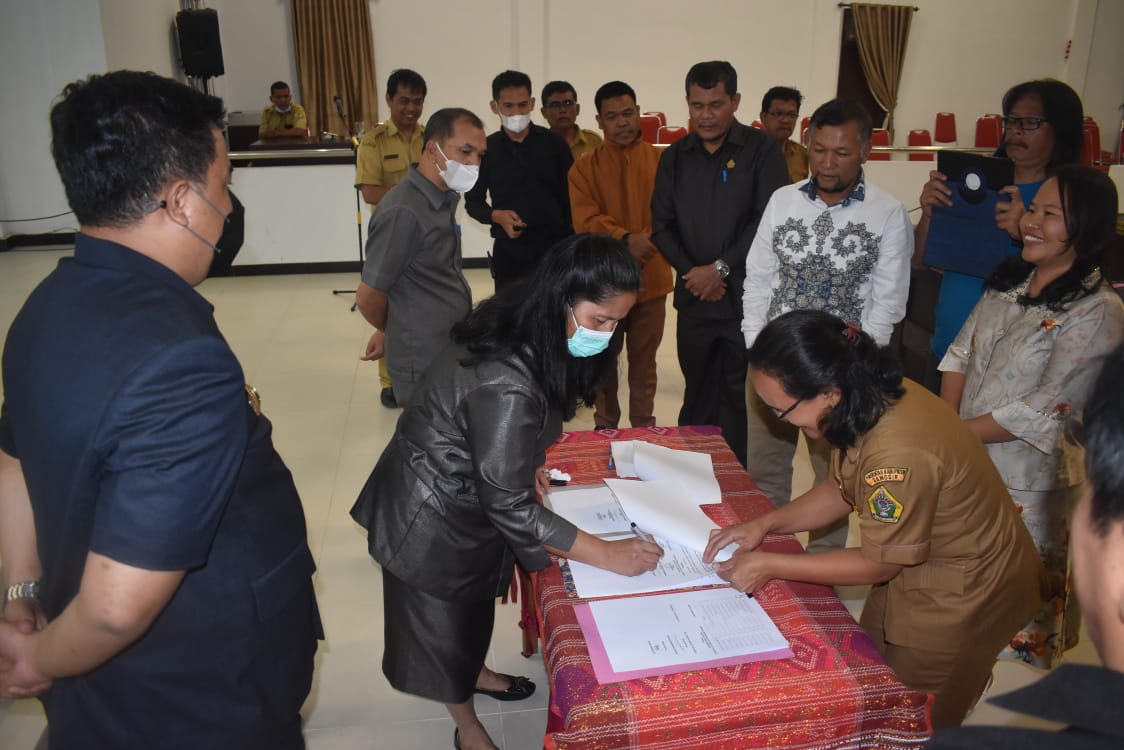 DPRD Samosir Bersama Bupati Tanda Tangani Nota Kesepakatan T KUA-PPAS APBD TA 2023.