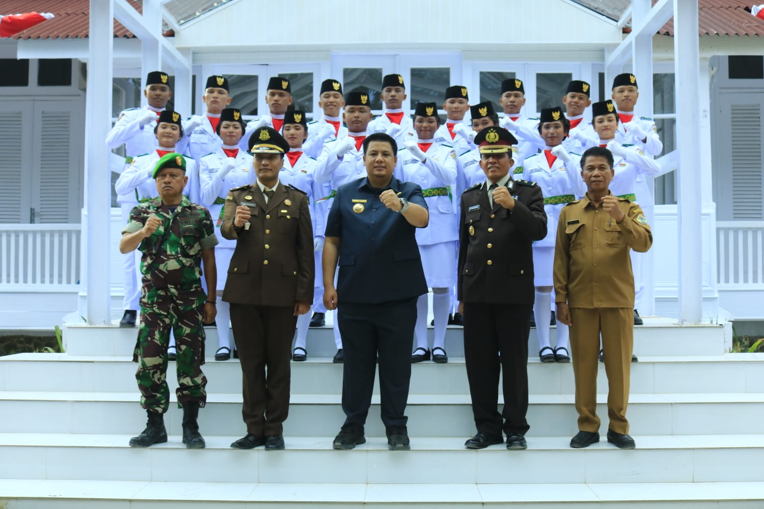 Bupati Samosir Kukuhkan Paskibra Pemkab