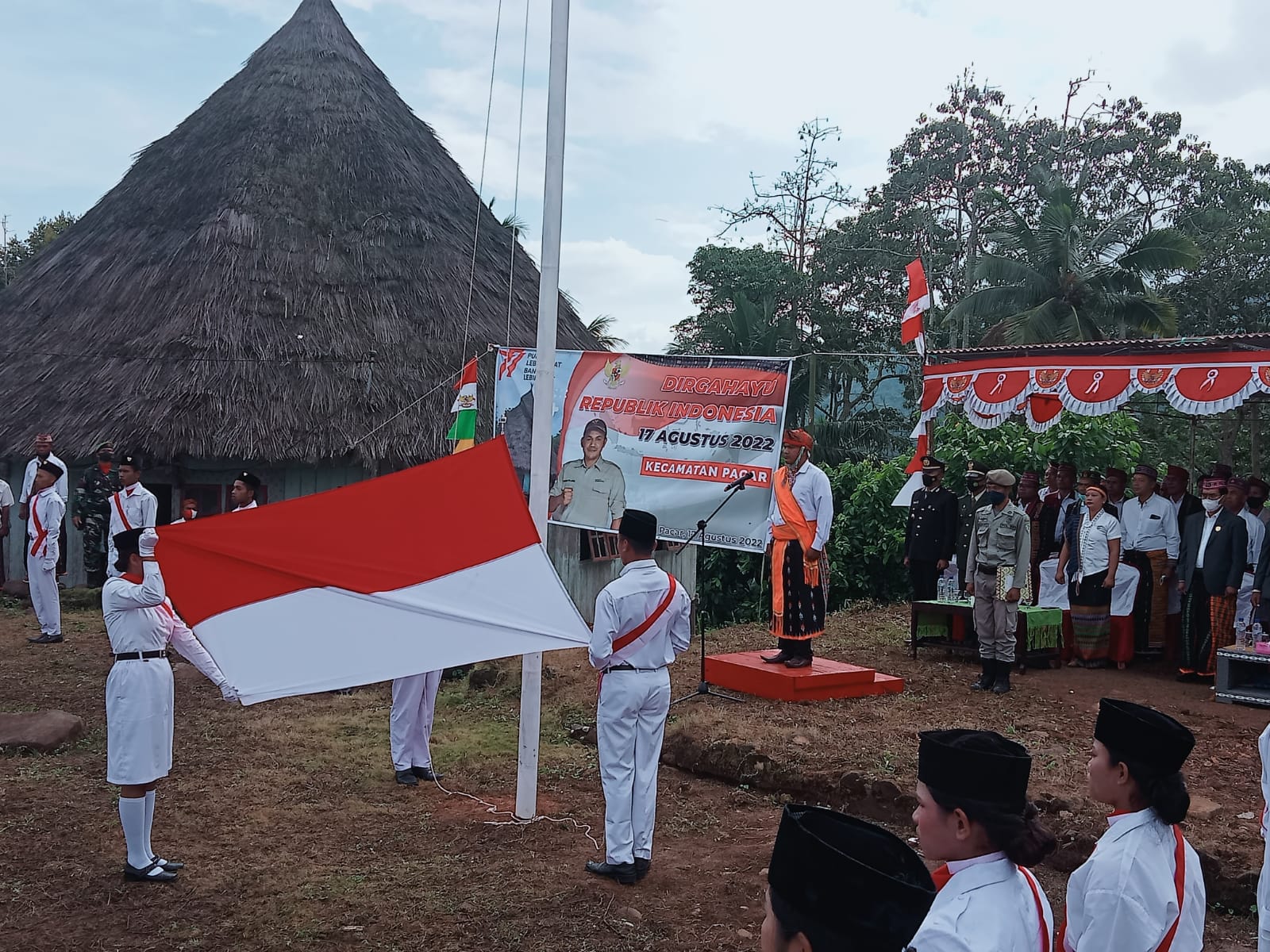 Peringati HUT RI ke-77 Tingkat Kecamatan Pacar Gelar Upacara Di Compang Pacar