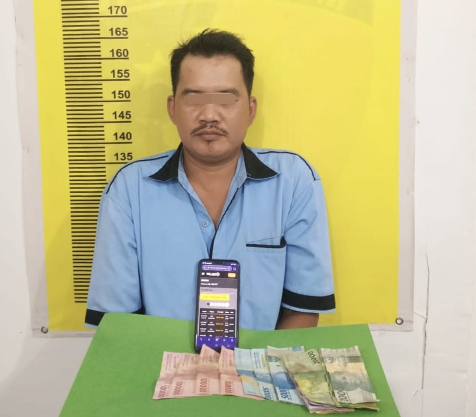 Unit Reskrim Polsek Batang Gansal Inhu Bekuk Pelaku Jual Togel Yang  Sedang Asyik Menulis Angka 