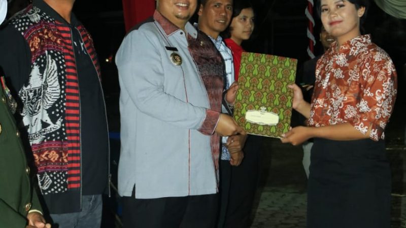 Bupati Samosir Serahkan Piagam Penghargaan dan Uang Pembinaan
