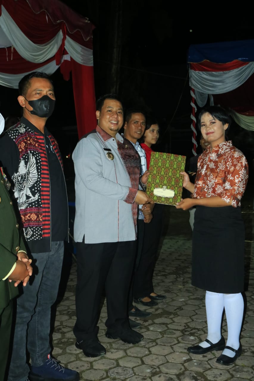 Bupati Samosir Serahkan Piagam Penghargaan dan Uang Pembinaan