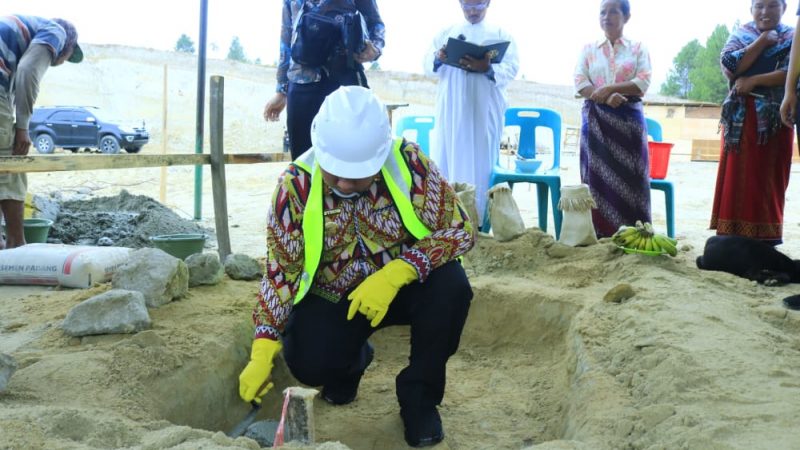 Bupati Samosir Lakukan Peletakan Batu Pertama Pembangunan Gedung Olahraga