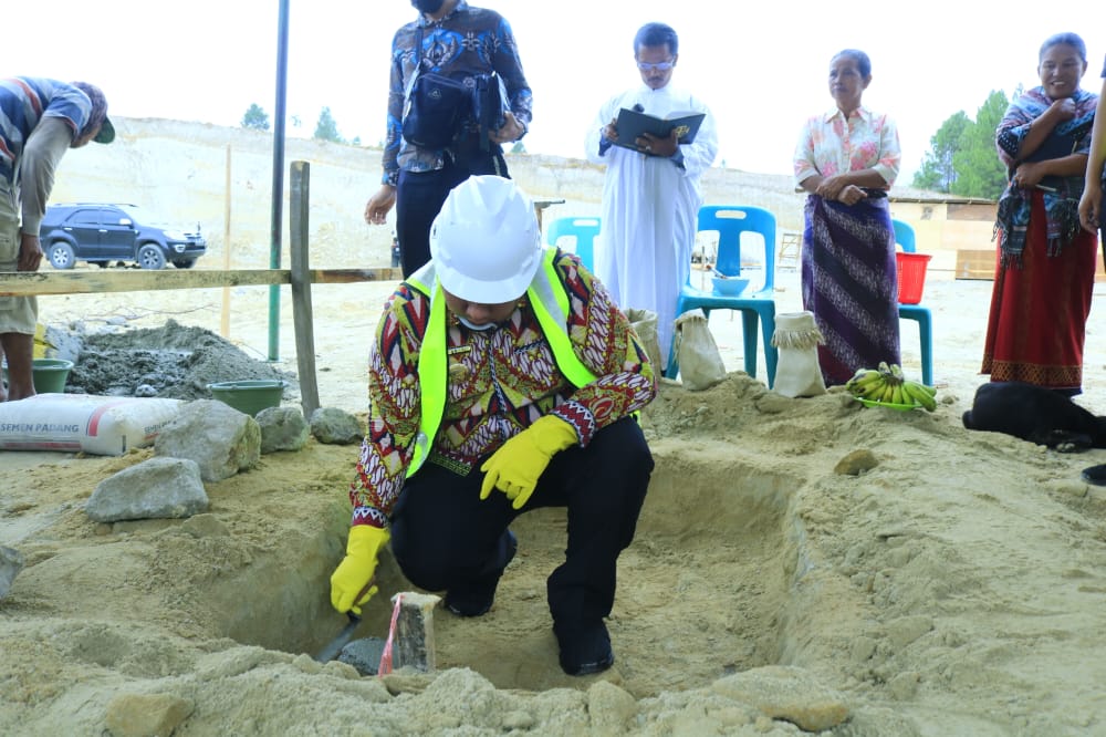 Bupati Samosir Lakukan Peletakan Batu Pertama Pembangunan Gedung Olahraga
