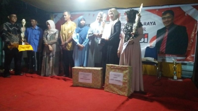 Semangat HUT RI KE -77 Ketua TP. PKK Seunagan Timur Serah Piala Memasak Kreatif di Malam Resepsi