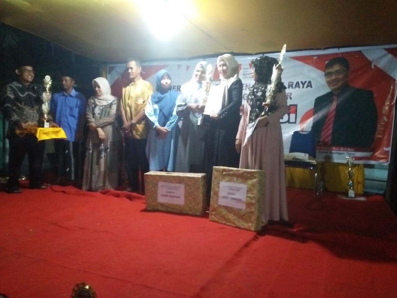 Semangat HUT RI KE -77 Ketua TP. PKK Seunagan Timur Serah Piala Memasak Kreatif di Malam Resepsi