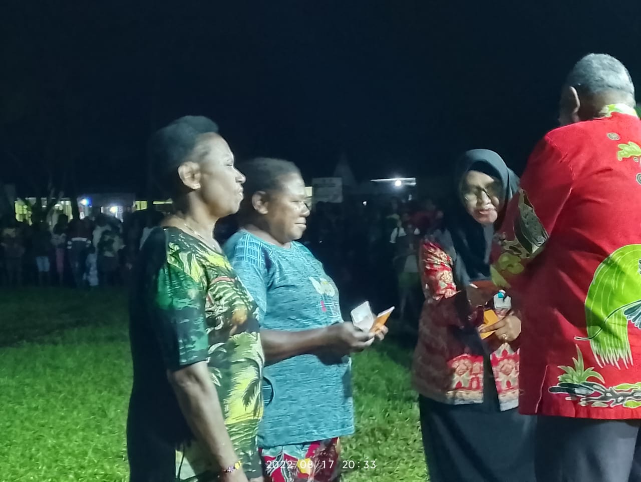 Sebagai Kado HUT RI Ke-77 : Bupati Samsudin Anggiluli SE Serahkan Bantuan UKM Kepada 1500 Mama-mama Asli Papua.
