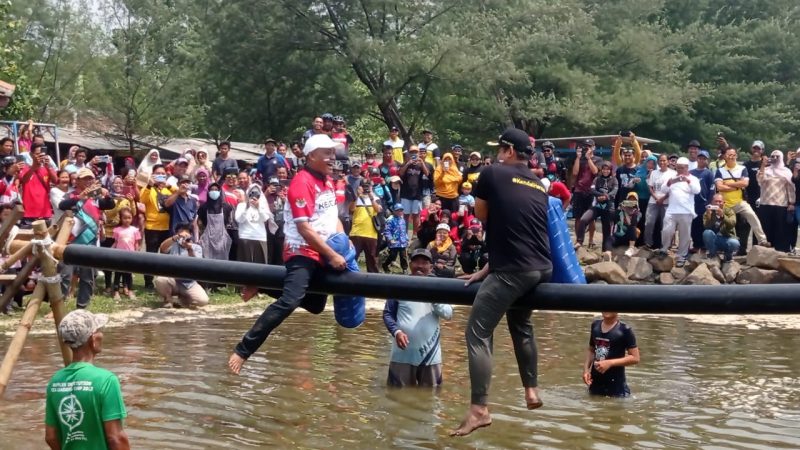 Bupati Kendal Dico, Kalahkan 3 Punggawa ISSI Perang Bantal Di Pantai Sendang Sekucing