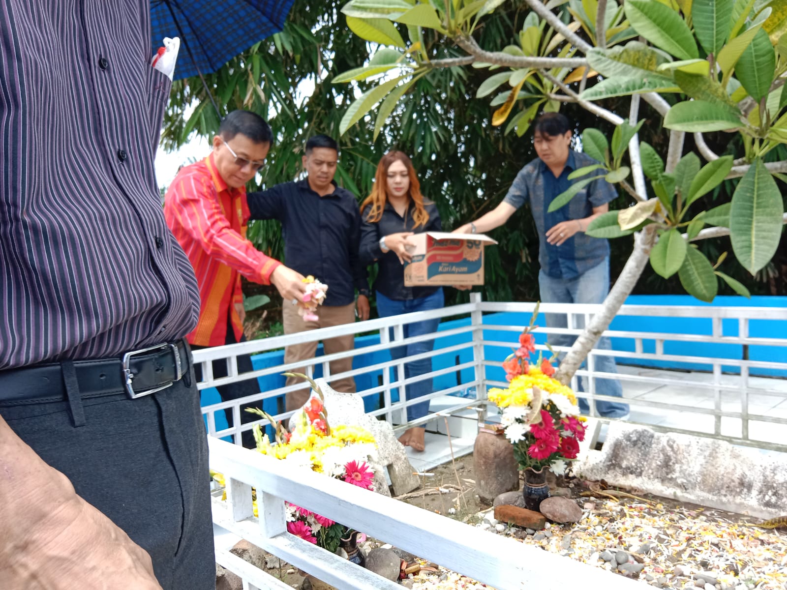 Ketua DPRD Medan bersama Sidarta Sembiring Pelawi dan Ketua Panitia Pembagunan Makam Geriten Ziarah ke Makam Guru Patimpus di Kecamatan Hamparan Perak