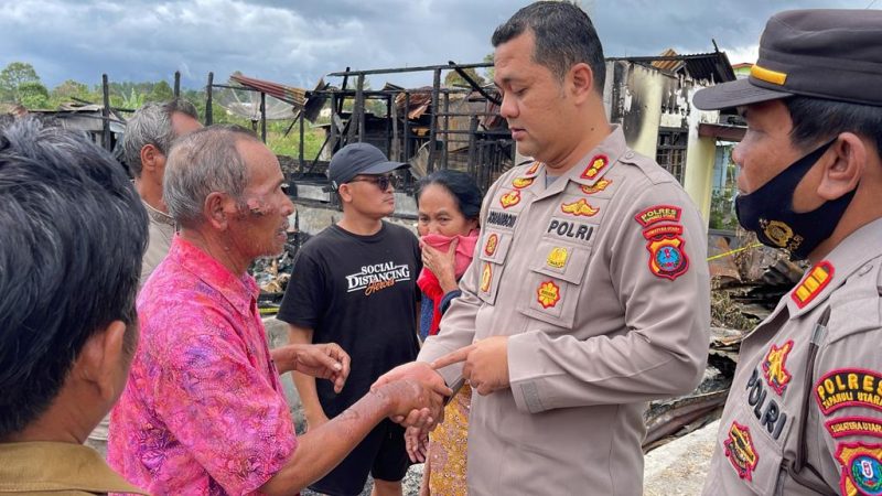 Kapolres Taput Serahkan Bantuan Kapolda Sumut Kepada Warga Yang Mengalami Musibah Kebakaran Rumah di Siborongborong