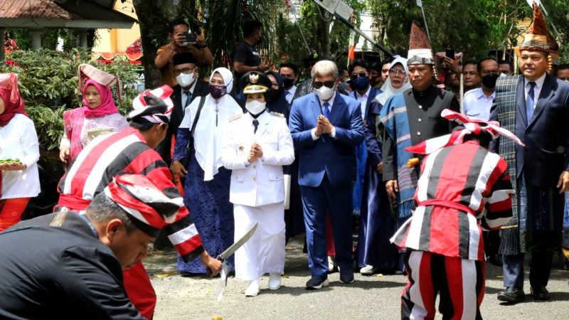 Tiba di Rumah Dinas, Wali Kota Pematang Siantar Disambut Prosesi Adat Simalungun