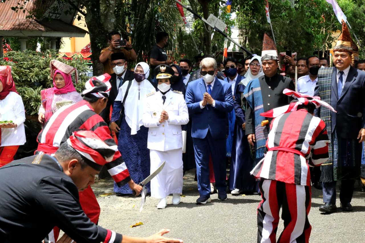 Tiba di Rumah Dinas, Wali Kota Pematang Siantar Disambut Prosesi Adat Simalungun