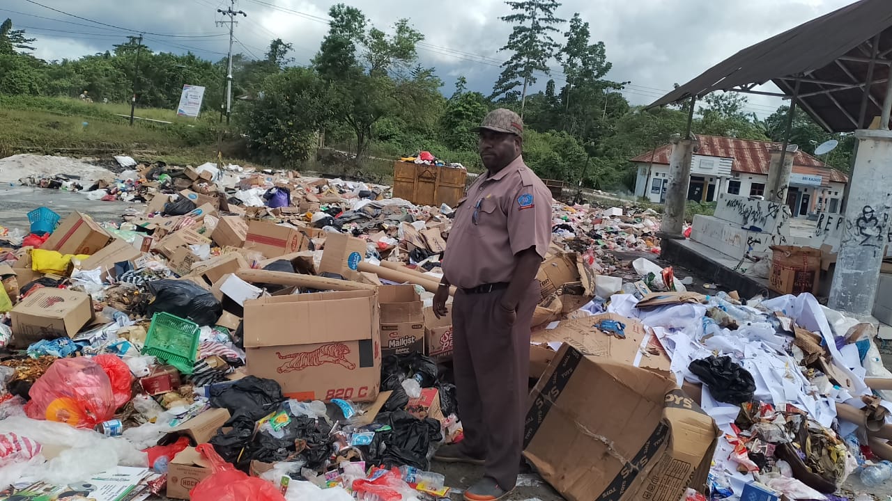 Kepala Pasar Viktor.H.Thesia,SE Minta DLH Segera Bersiakan Sampah Yang Ada di Pasar Kajase Teminabuan