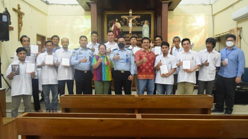 Pembersihan Dosa, 12 Warga Binaan Rutan Cipinang Kanwil Kemenkumham DKI Jakarta Di Baptis