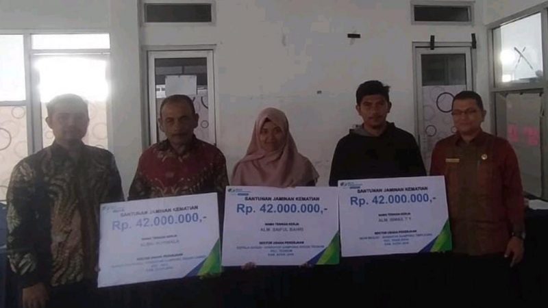 BPJAMSOSTEK Meulaboh Serahkan Total Santunan Rp126 Juta untuk Ahli Waris Peserta di Aceh Jaya