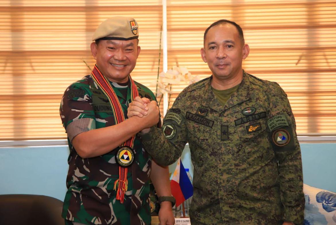 Kasad Mendapatkan Lencana Operasi Psikologi dan Diangkat Sebagai Warga Kehormatan Satuan Elit AD Filipina