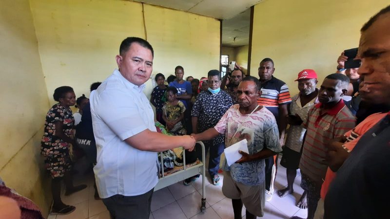 Pj Bupati Maybrat Dr Bernhard E Rondonuwu,S.Sos,M.Si Melayat Ke Rumah Duka Alm.Martinus Sewa