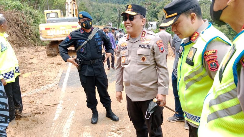 Kapolda Sumut Turun Langsung di Lokasi Longsor di Desa Jangga, Personel Polres Simalungun Dan Toba Bekerjasama