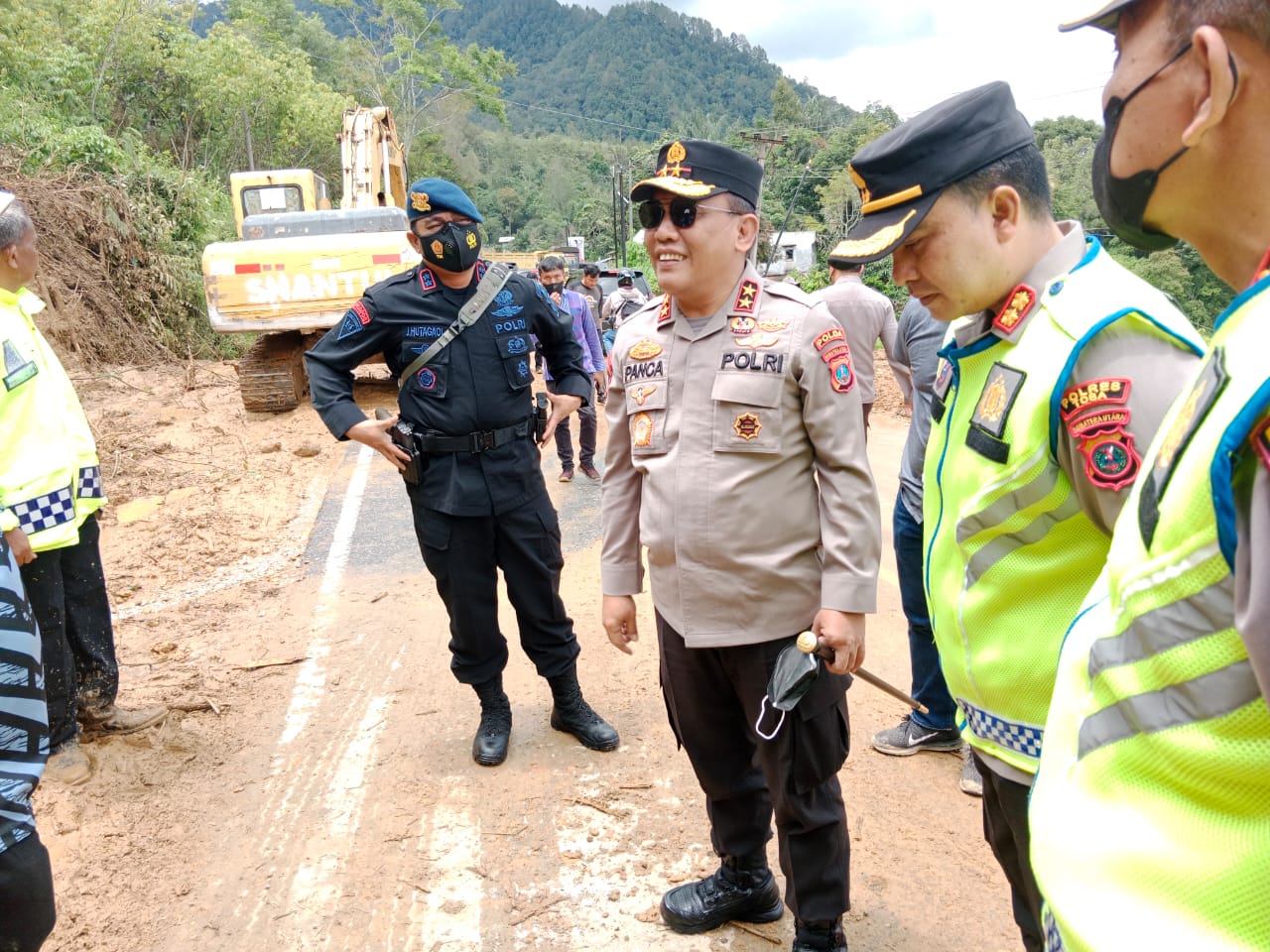 Kapolda Sumut Turun Langsung di Lokasi Longsor di Desa Jangga, Personel Polres Simalungun Dan Toba Bekerjasama