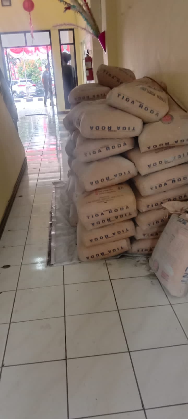Kantor Kecamatan Kramatjati Berubah Jadi Gudang Material