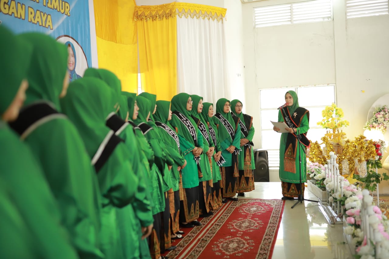 Ketua TP-PKK Kecamatan Seunagan Timur Ny. Agustiani Khurvina. SE melantik Ketua TP-PKK & Bunda Paud Gampong