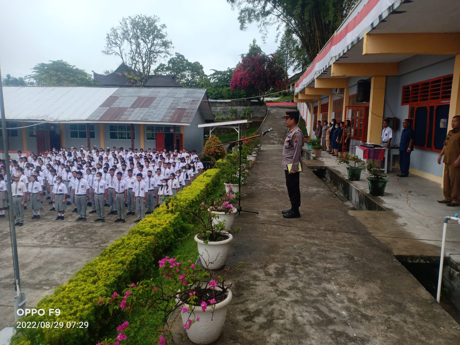 Seluruh PJU dan Perwira Polres Taput Jadi Pembina Upacara di Sekolah-Sekolah