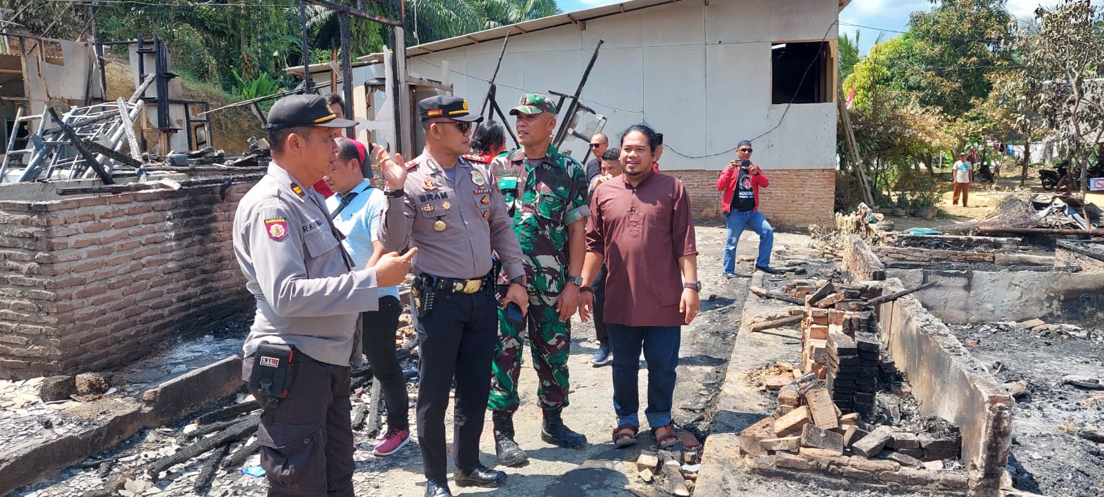 Bentuk kepedulian Polri : Polsek Pkl Brandan Berikan Bantuan Sosial kepada Korban Kebakaran