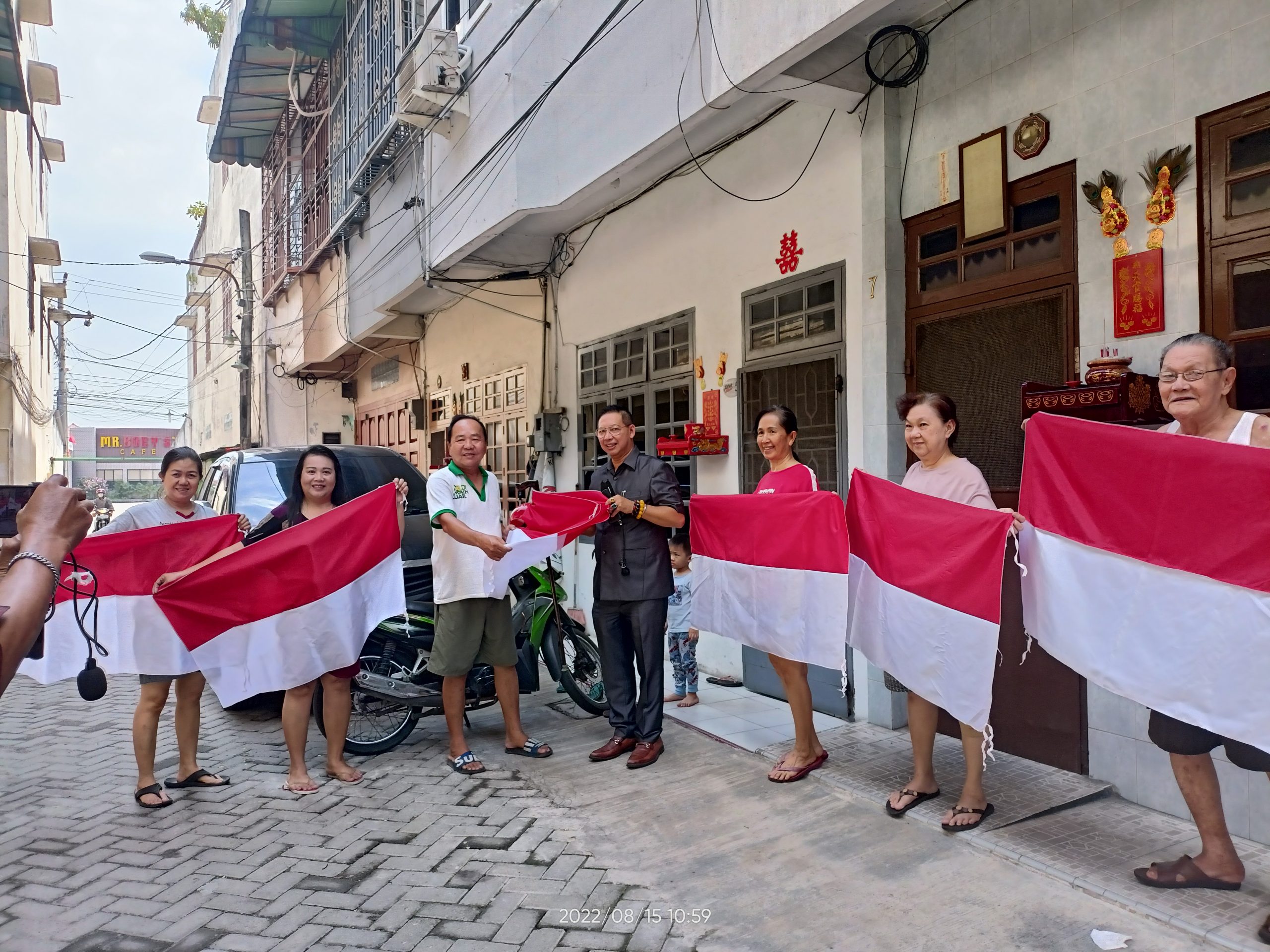 Bagikan 400 pcs Bendera Merah Putih Kepada Warga Kompleks Perumahan di Dapil 3, Wong Ajak Seluruh Masyarakat Ikut Semarakkan HUT RI ke 77 Tahun