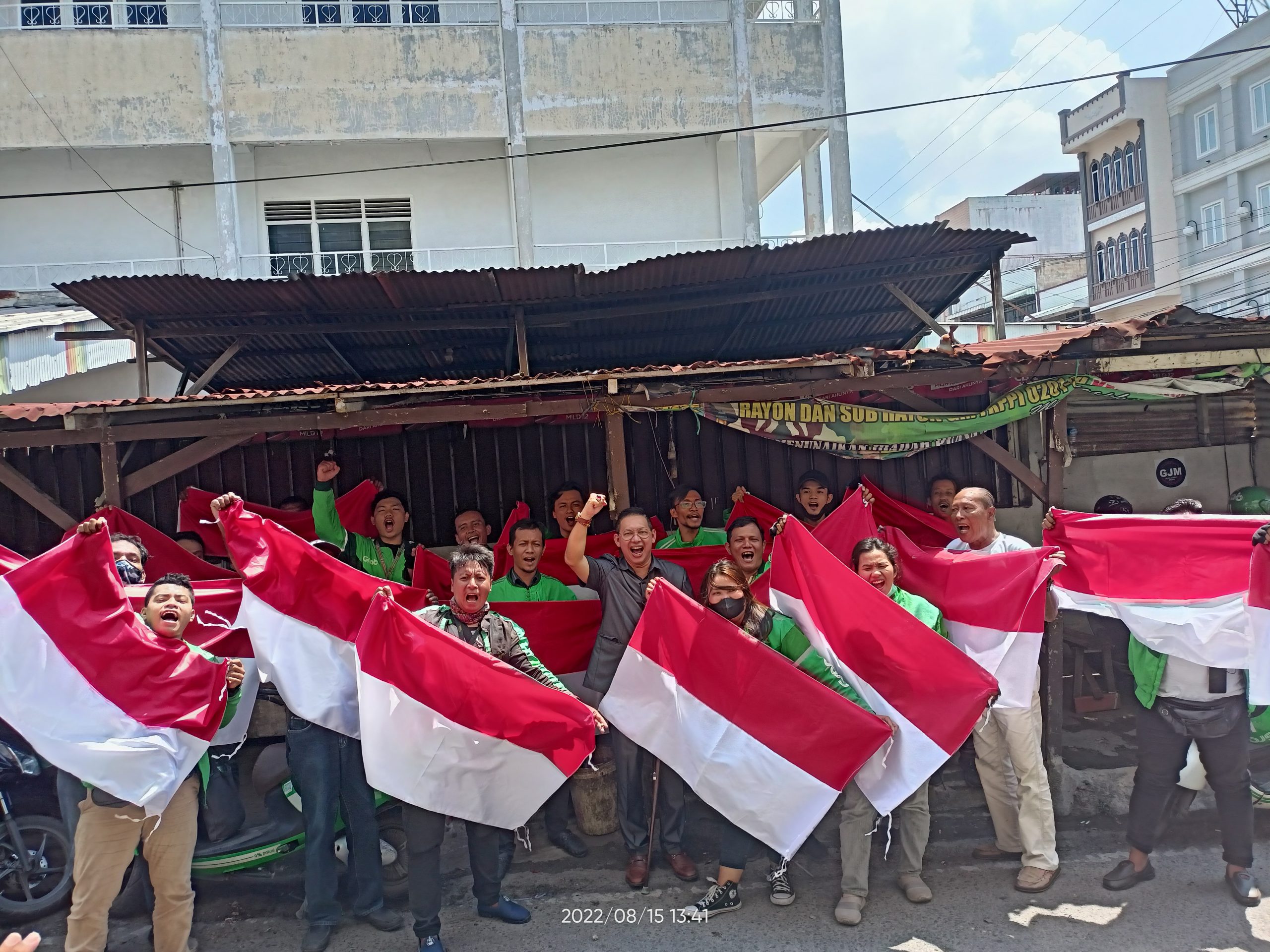 Menyambut Dirgahayu HUT RI ke 77, Wong Chun Sen Tarigan Bagikan Puluhan Bendera Merah Putih kepada Puluhan Penarik Ojol
